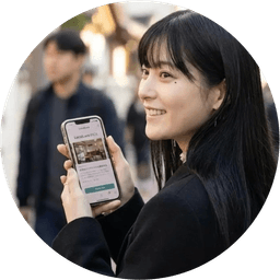 로컬루어 앱을 보여주는 여행자