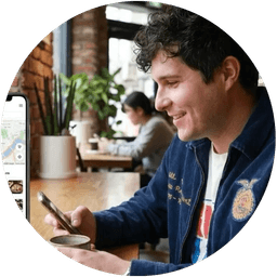 카페에서 앱 사용 중인 여행자